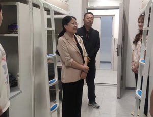 院系領導深入學生宿舍，暖心走訪關懷新生