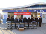海勃灣區公安分局為我校義警隊發放防寒服