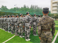 細雨潤壯志 熱血鑄軍魂——機電工程系軍訓連隊在綿綿細雨中堅持訓練展現昂揚風貌