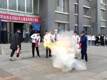 醫(yī)學(xué)系和管理系學(xué)生在應(yīng)急逃生演練中強(qiáng)化安全意識(shí)