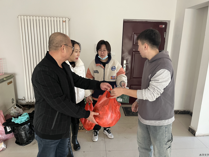 醫學系在春節前夕看望未返鄉學生